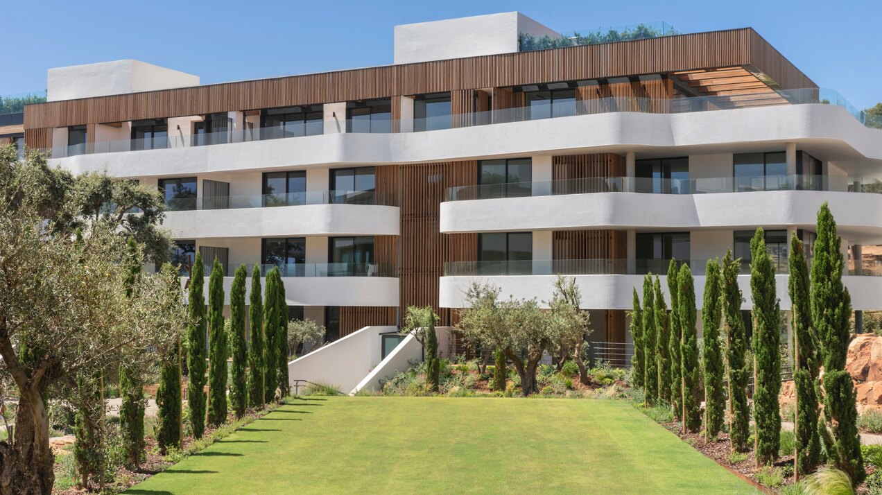 Exquisite 3 bedroom apartment set in one of the most exclusive & prestigious private communities on the coast.