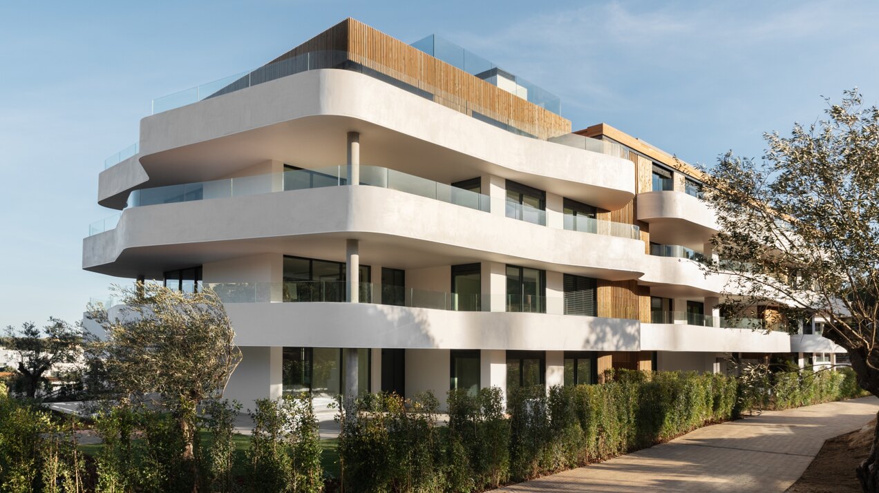Exquisite 3 bedroom apartment set in one of the most exclusive & prestigious private communities on the coast.
