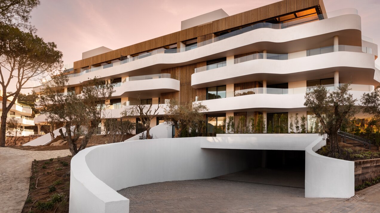 Exquisite 3 bedroom apartment set in one of the most exclusive & prestigious private communities on the coast.