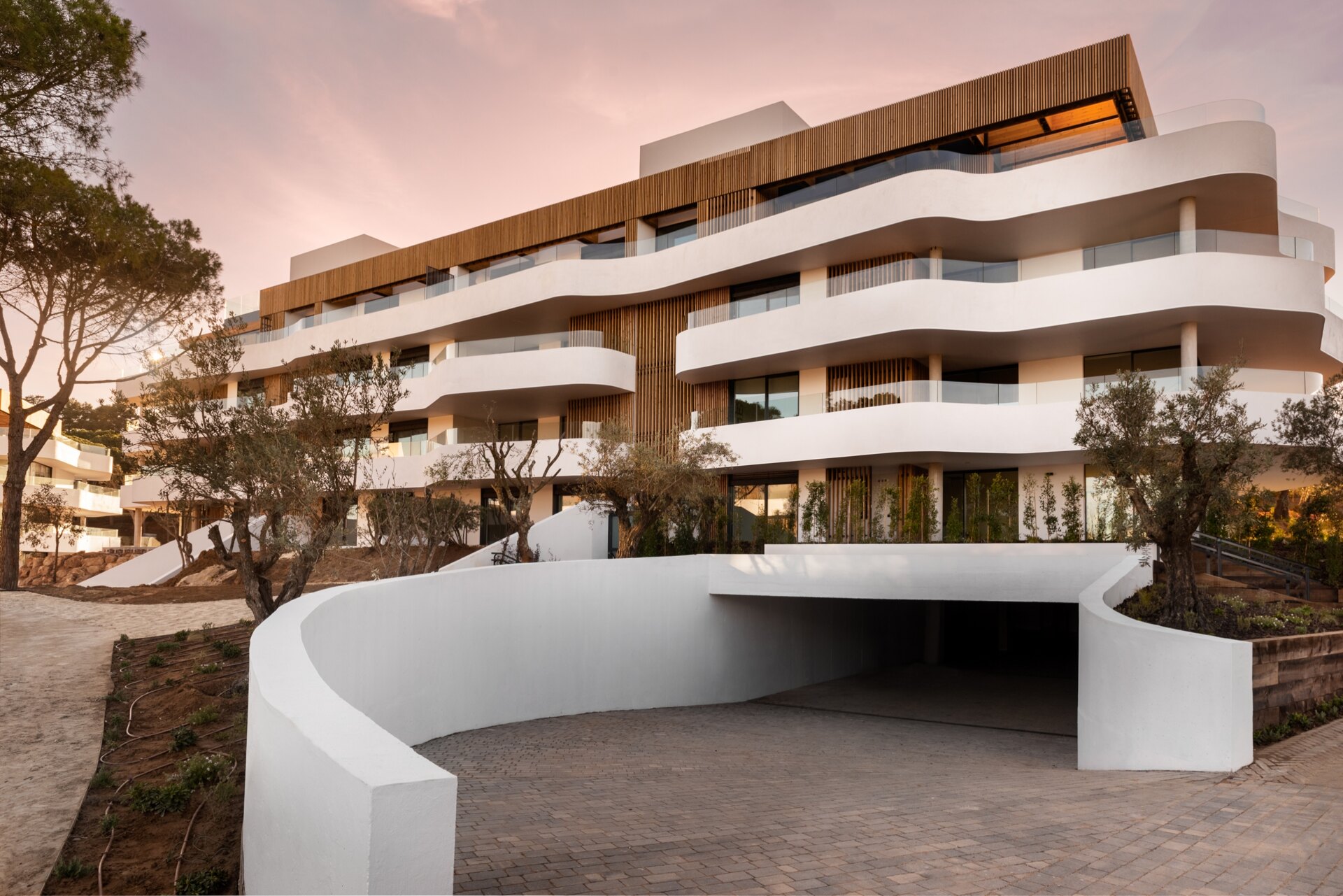 Exquisite 3 bedroom apartment set in one of the most exclusive & prestigious private communities on the coast.