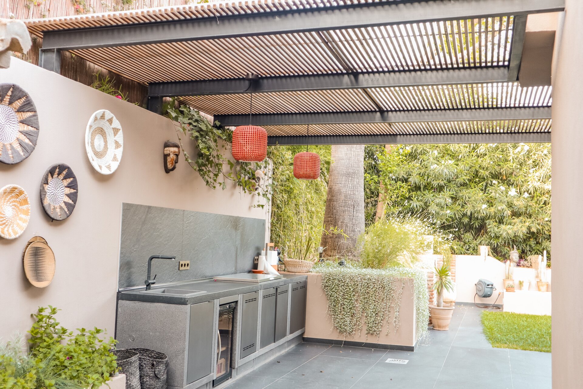 Impresionante villa reformada de 5 dormitorios es un santuario en el corazón de la prestigiosa urbanización de Marbella.