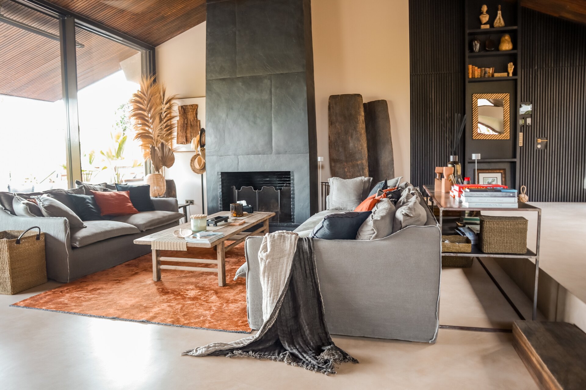 Impresionante villa reformada de 5 dormitorios es un santuario en el corazón de la prestigiosa urbanización de Marbella.