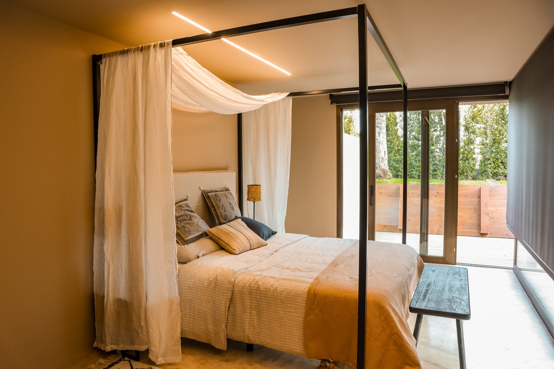Impresionante villa reformada de 5 dormitorios es un santuario en el corazón de la prestigiosa urbanización de Marbella.