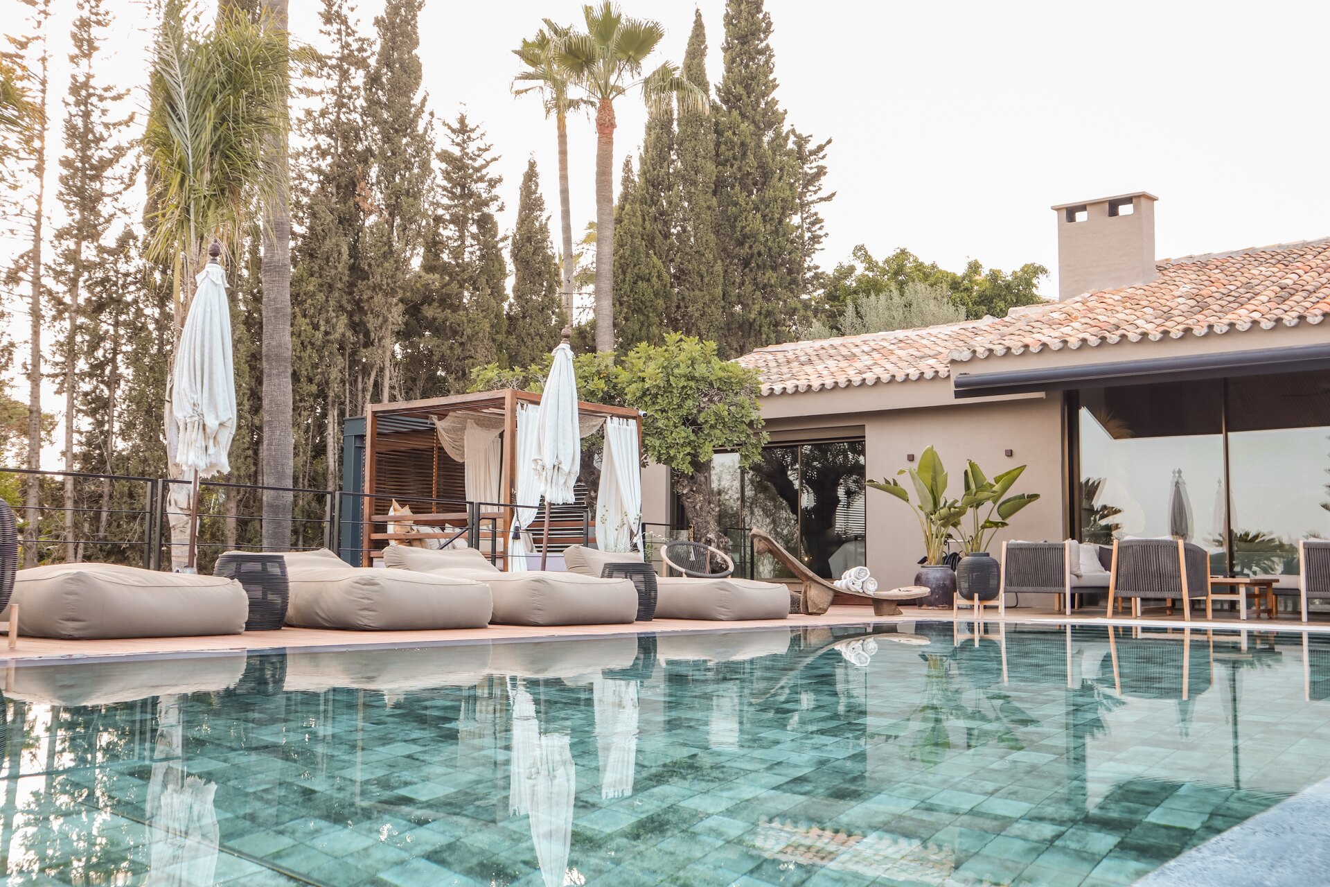 Impresionante villa reformada de 5 dormitorios es un santuario en el corazón de la prestigiosa urbanización de Marbella.