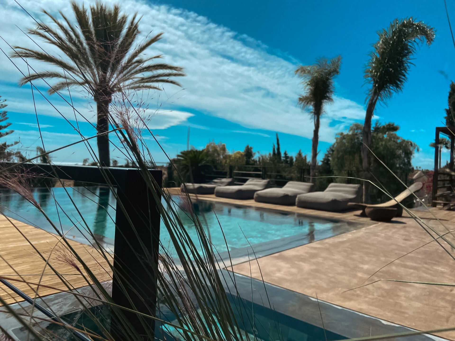 Impresionante villa reformada de 5 dormitorios es un santuario en el corazón de la prestigiosa urbanización de Marbella.