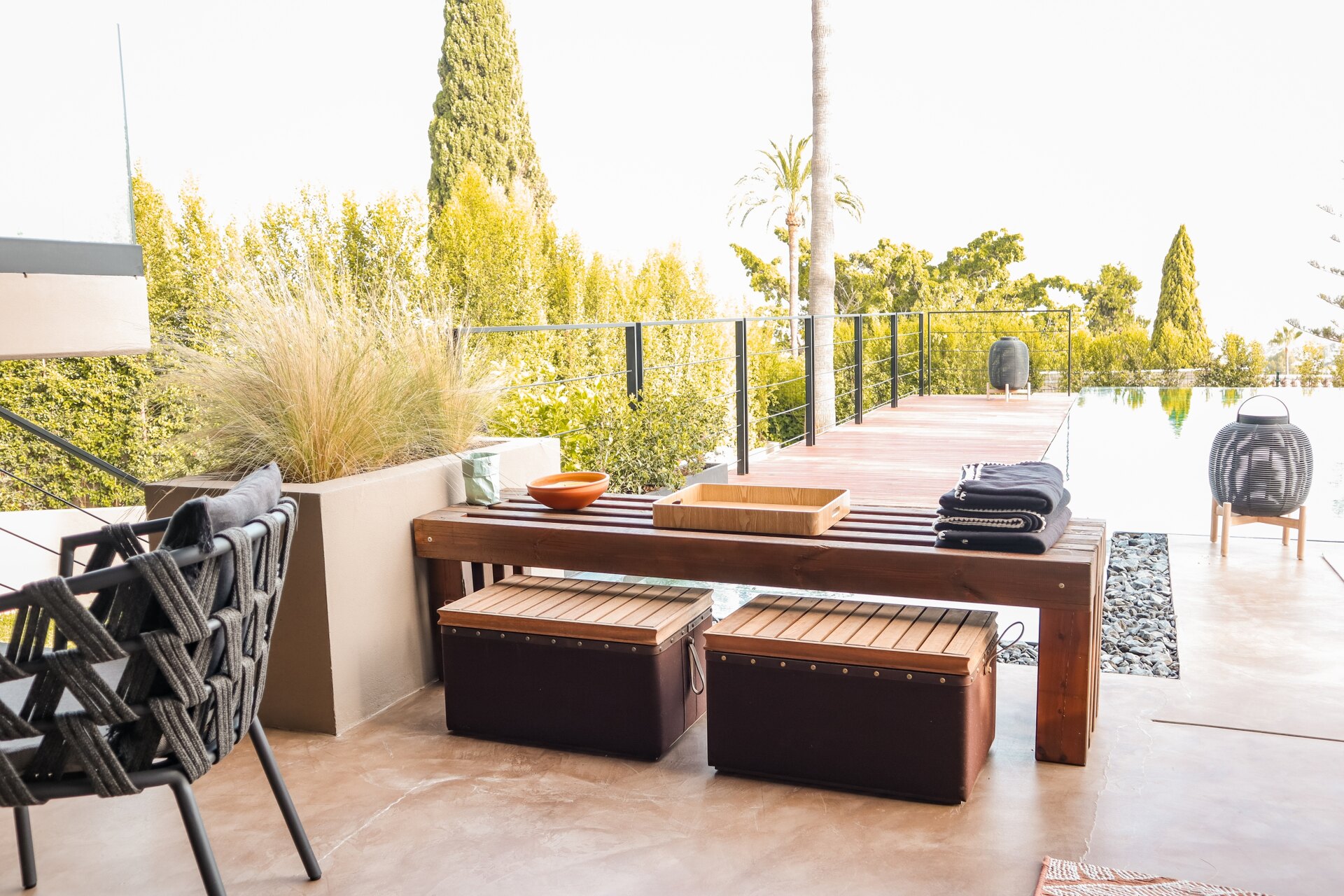 Impresionante villa reformada de 5 dormitorios es un santuario en el corazón de la prestigiosa urbanización de Marbella.