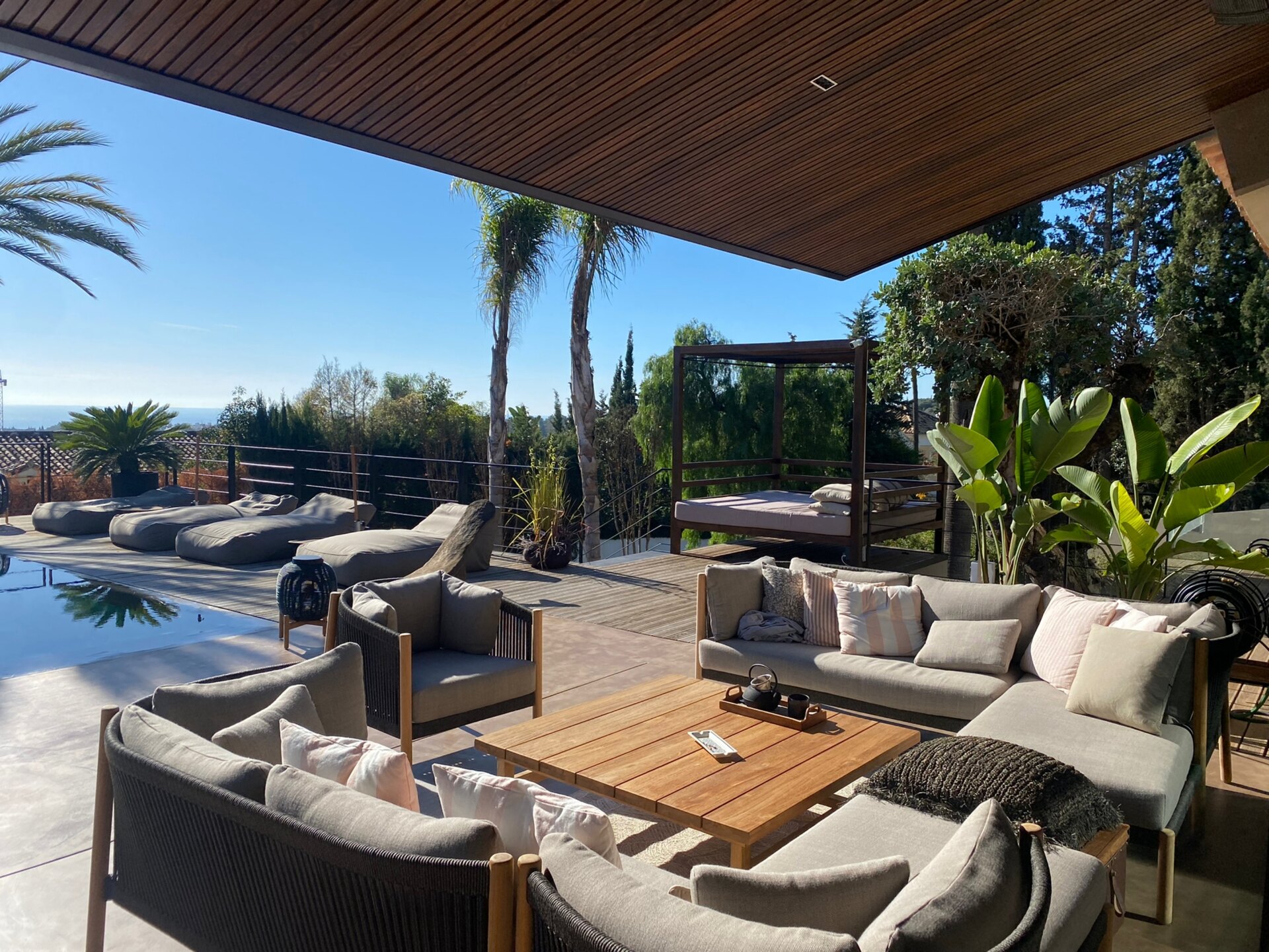 Impresionante villa reformada de 5 dormitorios es un santuario en el corazón de la prestigiosa urbanización de Marbella.