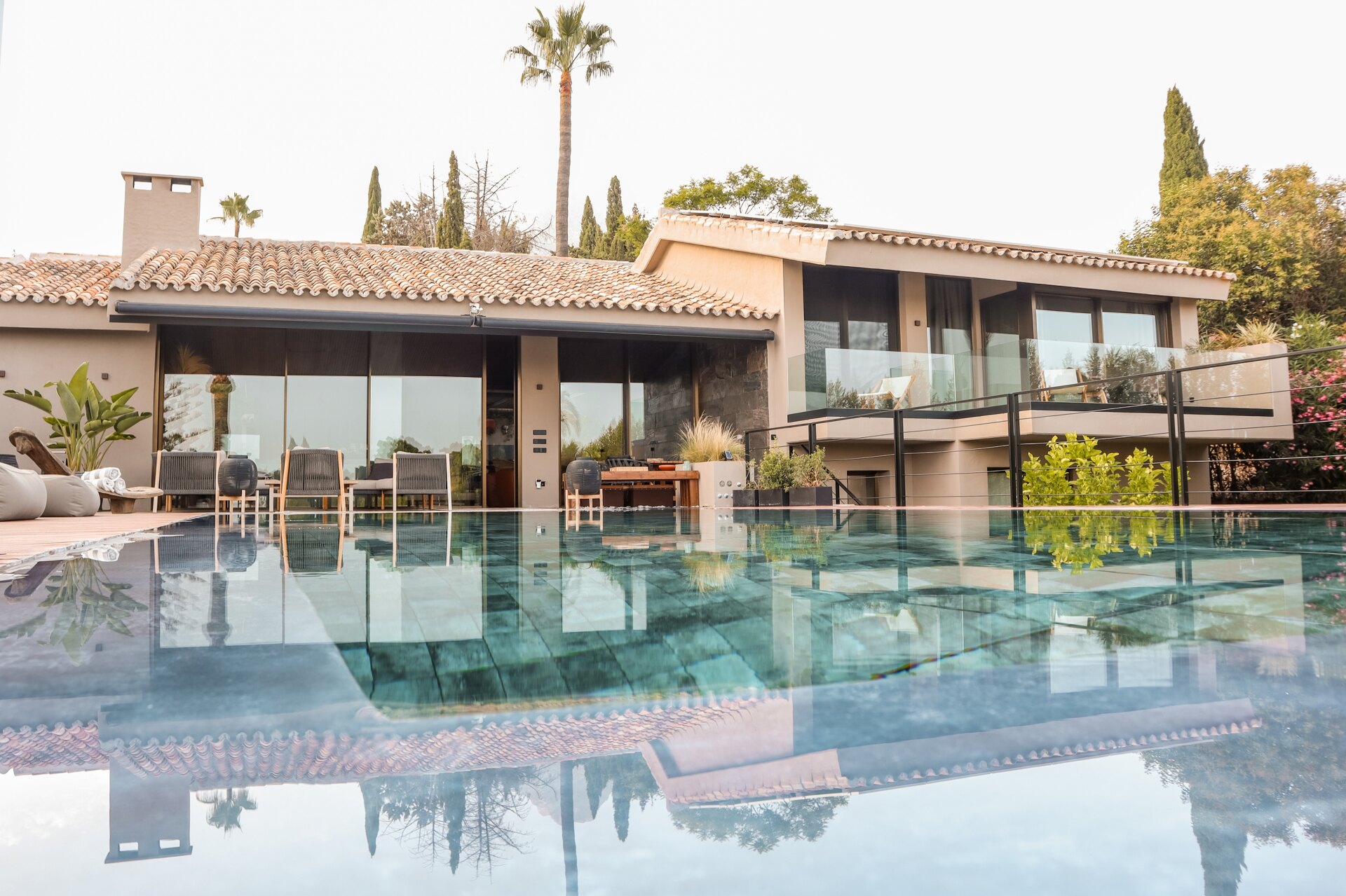 Impresionante villa reformada de 5 dormitorios es un santuario en el corazón de la prestigiosa urbanización de Marbella.