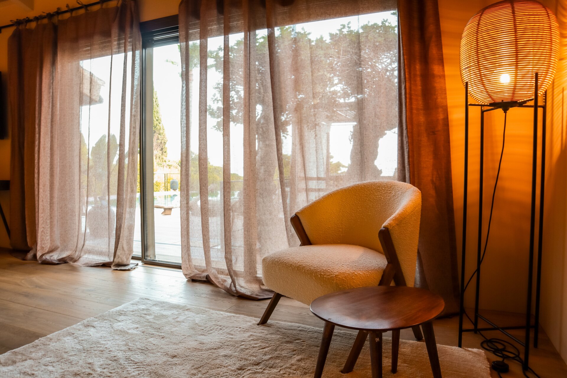 Impresionante villa reformada de 5 dormitorios es un santuario en el corazón de la prestigiosa urbanización de Marbella.