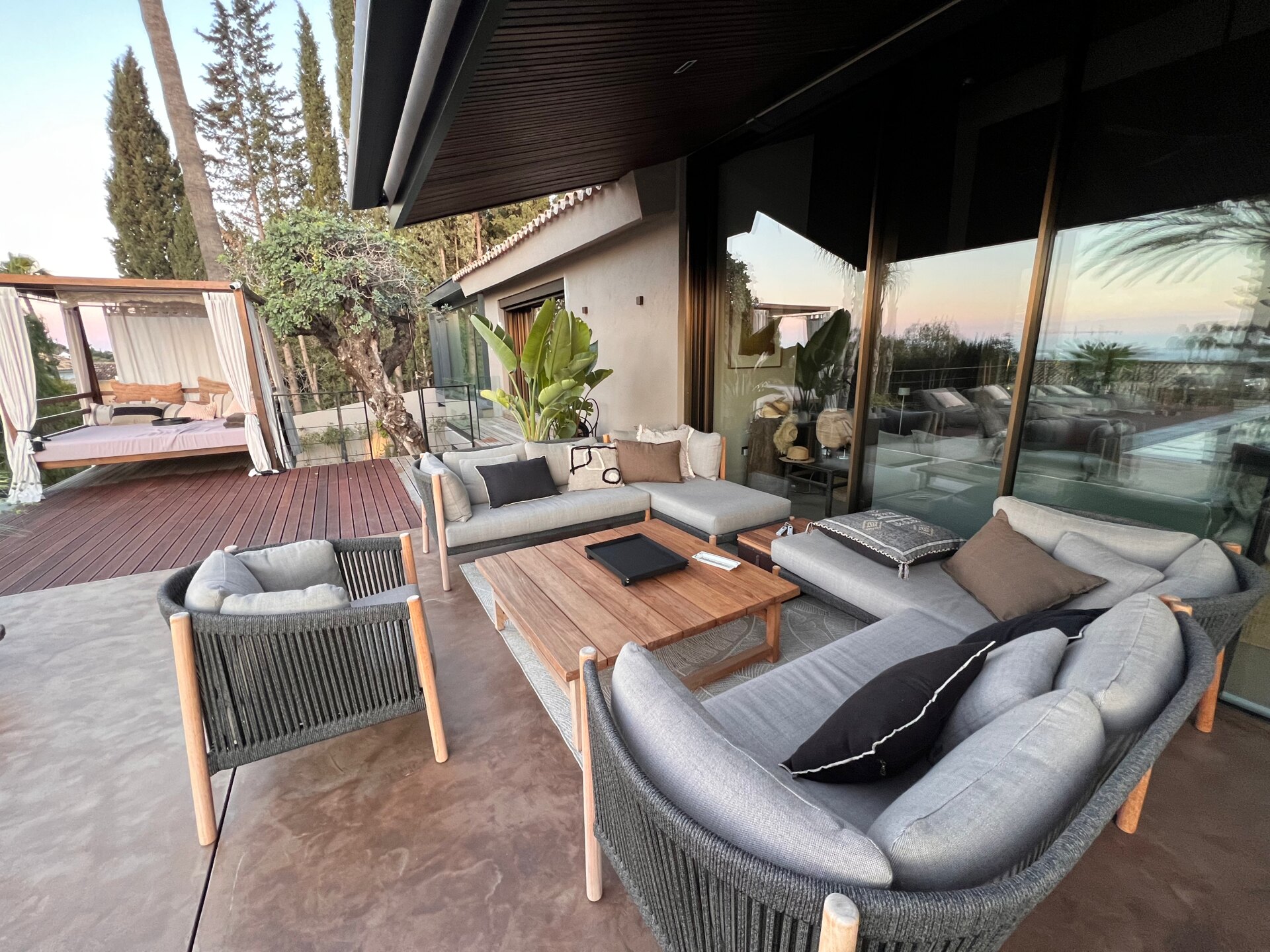 Impresionante villa reformada de 5 dormitorios es un santuario en el corazón de la prestigiosa urbanización de Marbella.