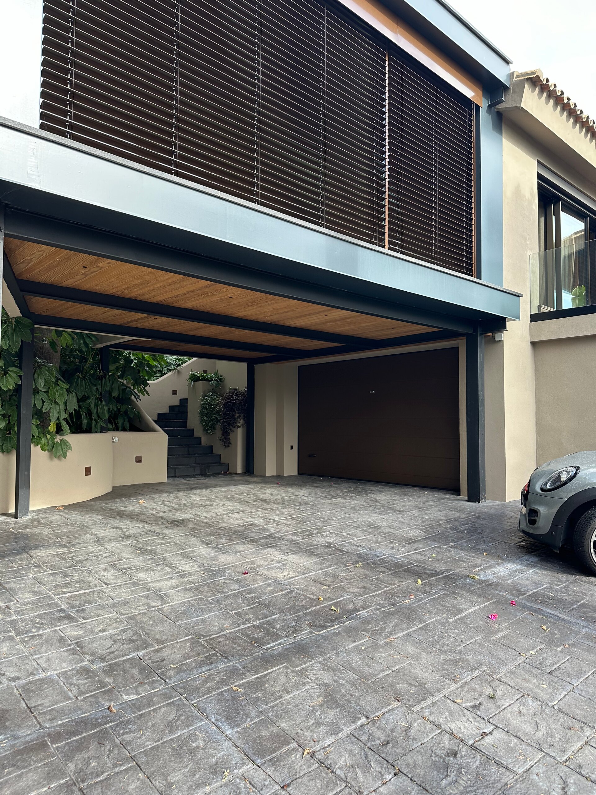 Impresionante villa reformada de 5 dormitorios es un santuario en el corazón de la prestigiosa urbanización de Marbella.