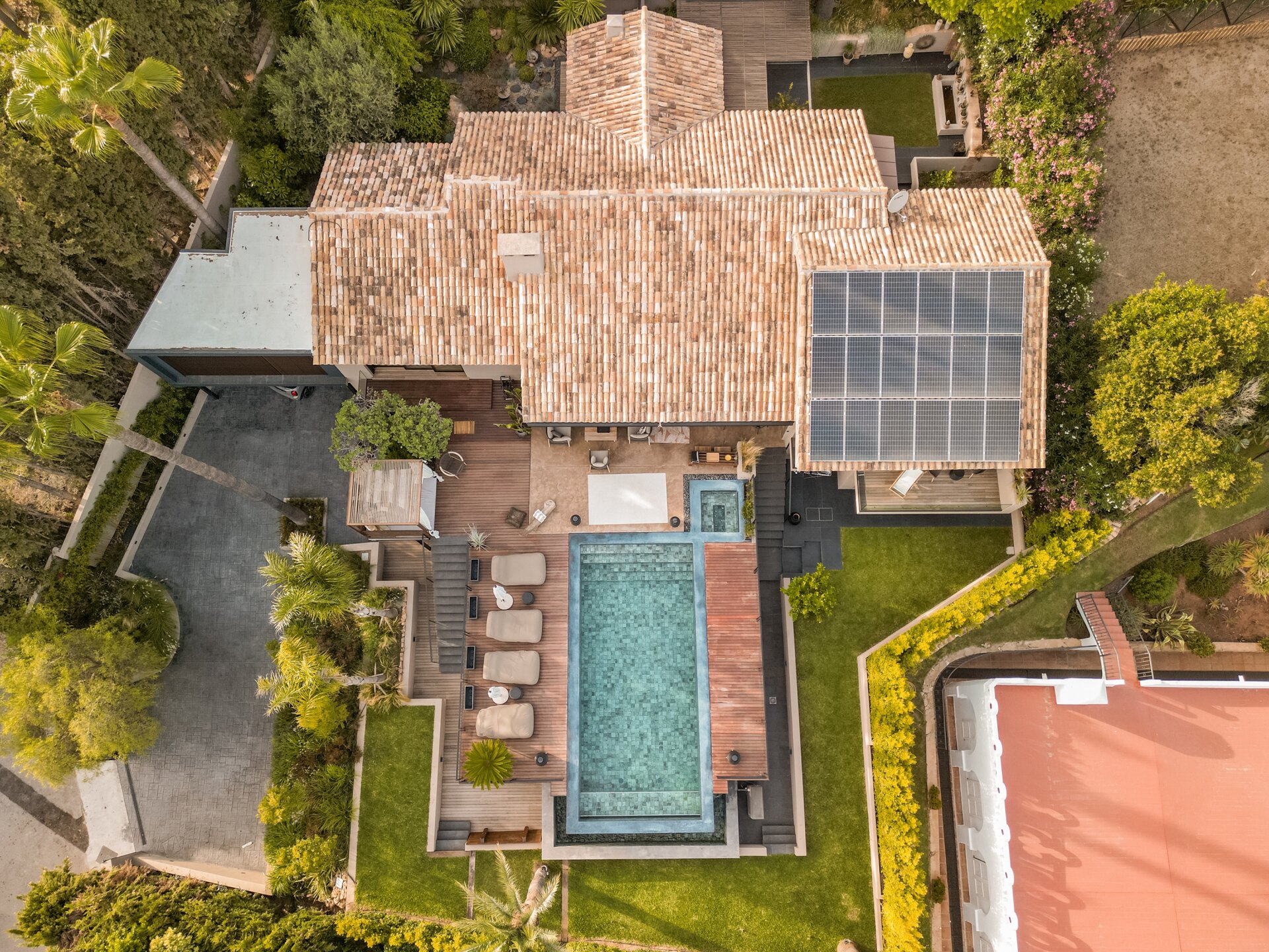 Impresionante villa reformada de 5 dormitorios es un santuario en el corazón de la prestigiosa urbanización de Marbella.