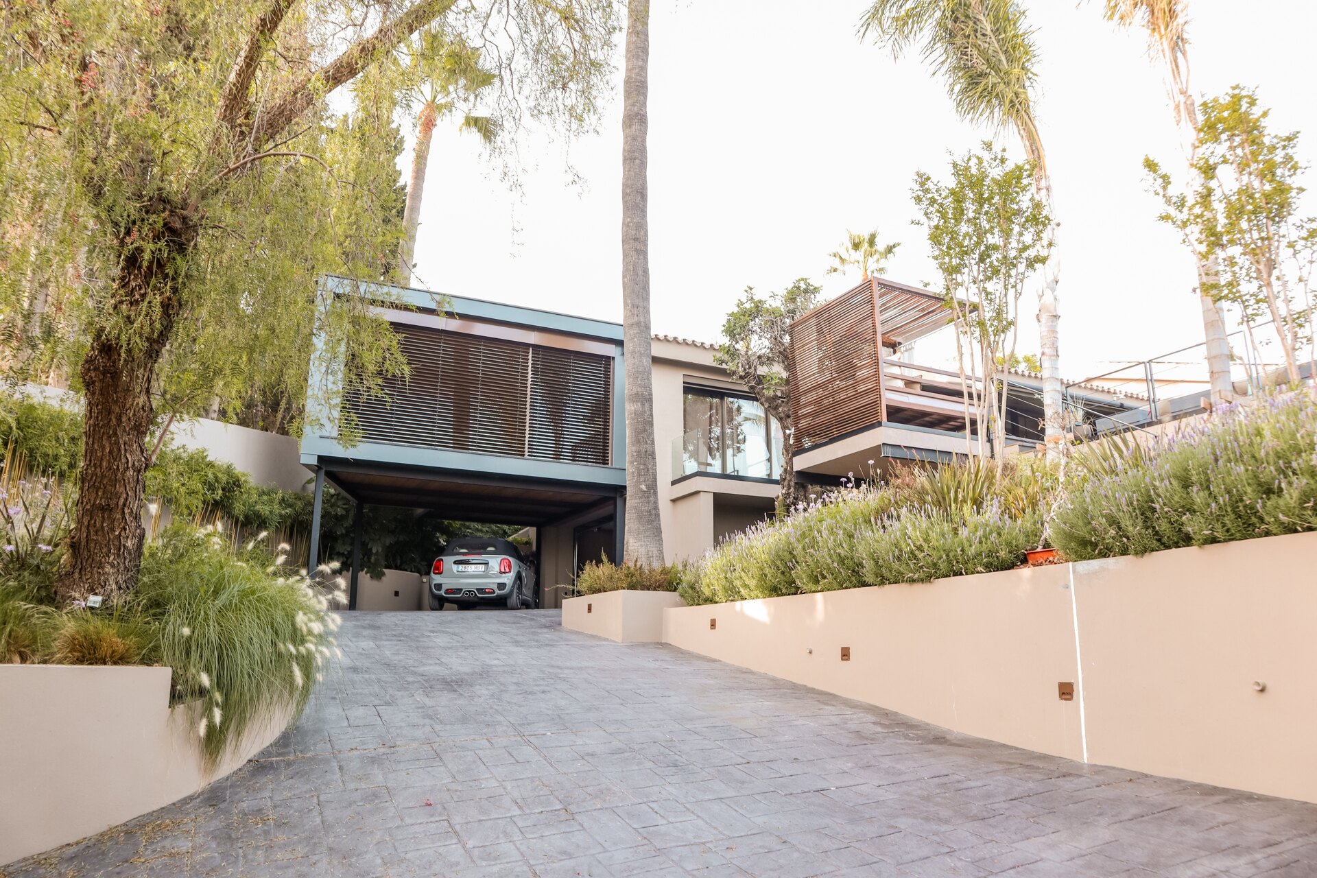 Impresionante villa reformada de 5 dormitorios es un santuario en el corazón de la prestigiosa urbanización de Marbella.