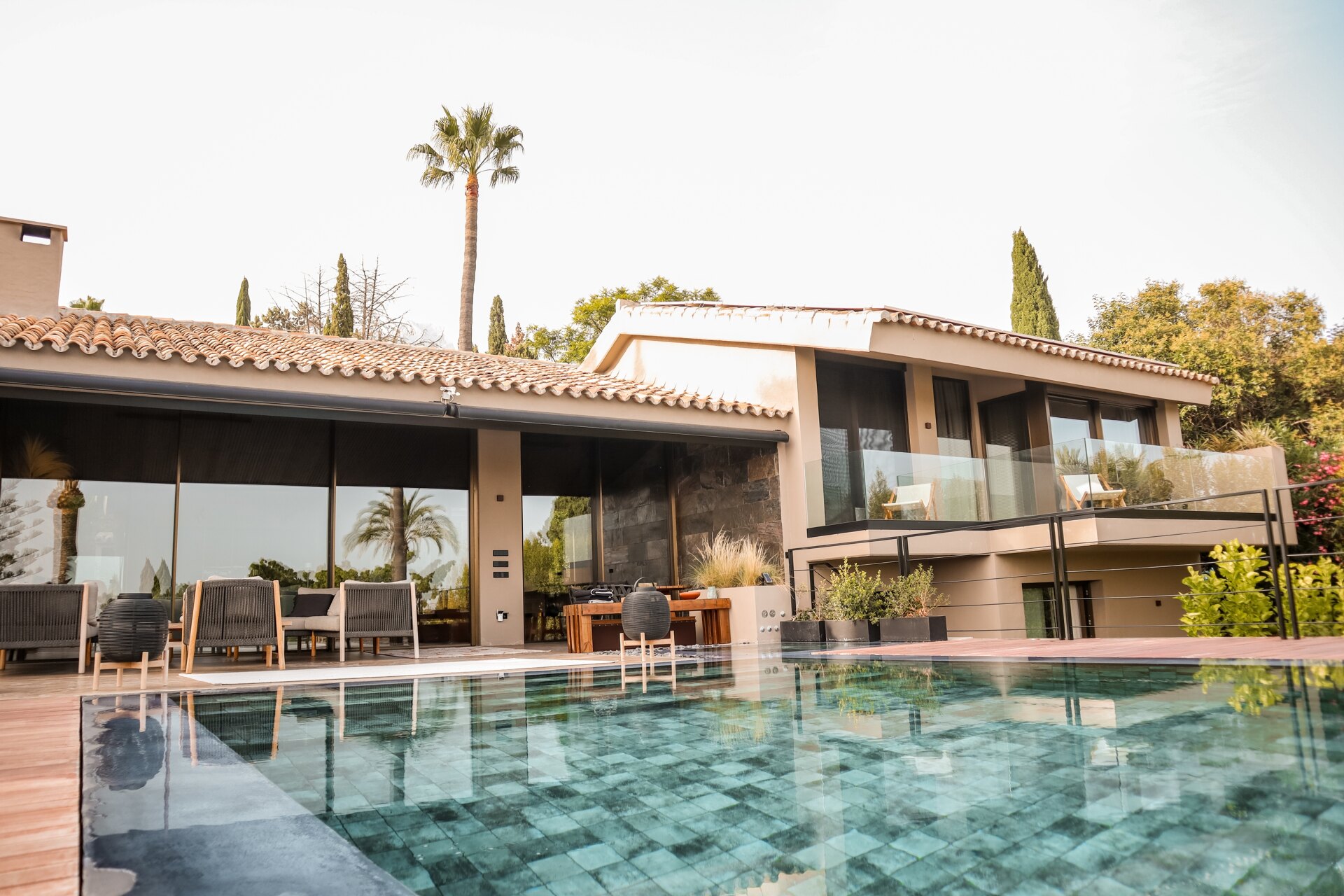Impresionante villa reformada de 5 dormitorios es un santuario en el corazón de la prestigiosa urbanización de Marbella.