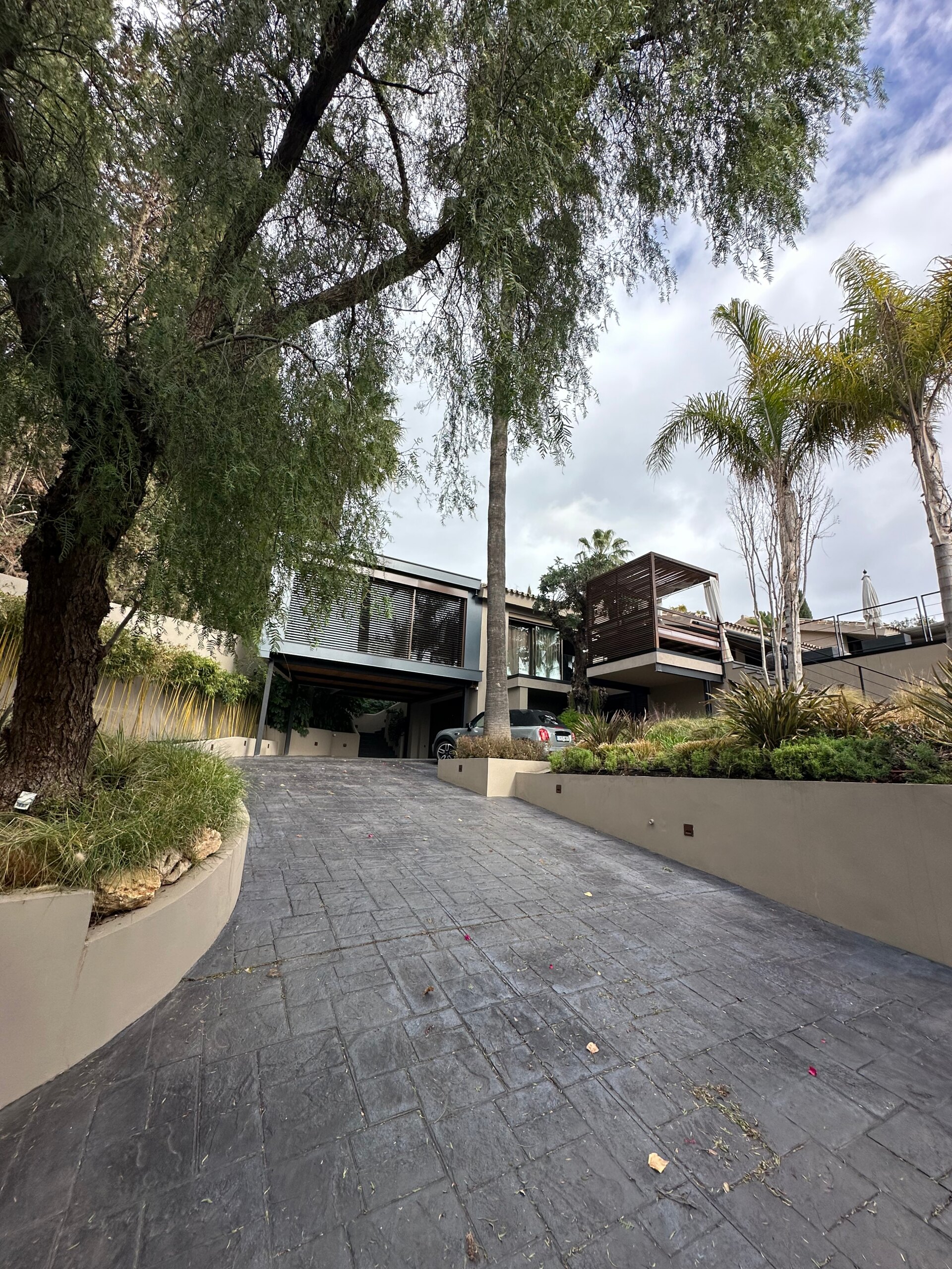 Impresionante villa reformada de 5 dormitorios es un santuario en el corazón de la prestigiosa urbanización de Marbella.