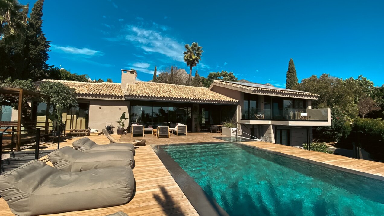 Breathtaking refurbished 5 bedroom villa is a sanctuary in the heart of prestigious Marbella urbanization.