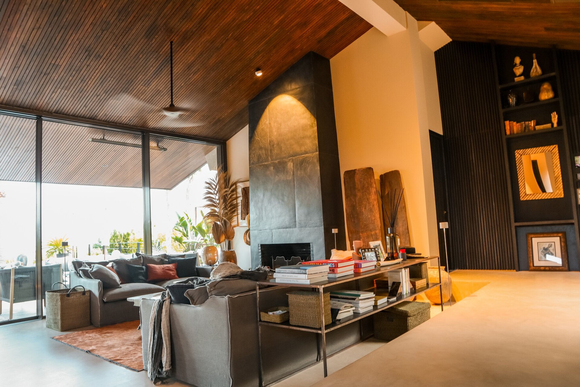 Impresionante villa reformada de 5 dormitorios es un santuario en el corazón de la prestigiosa urbanización de Marbella.