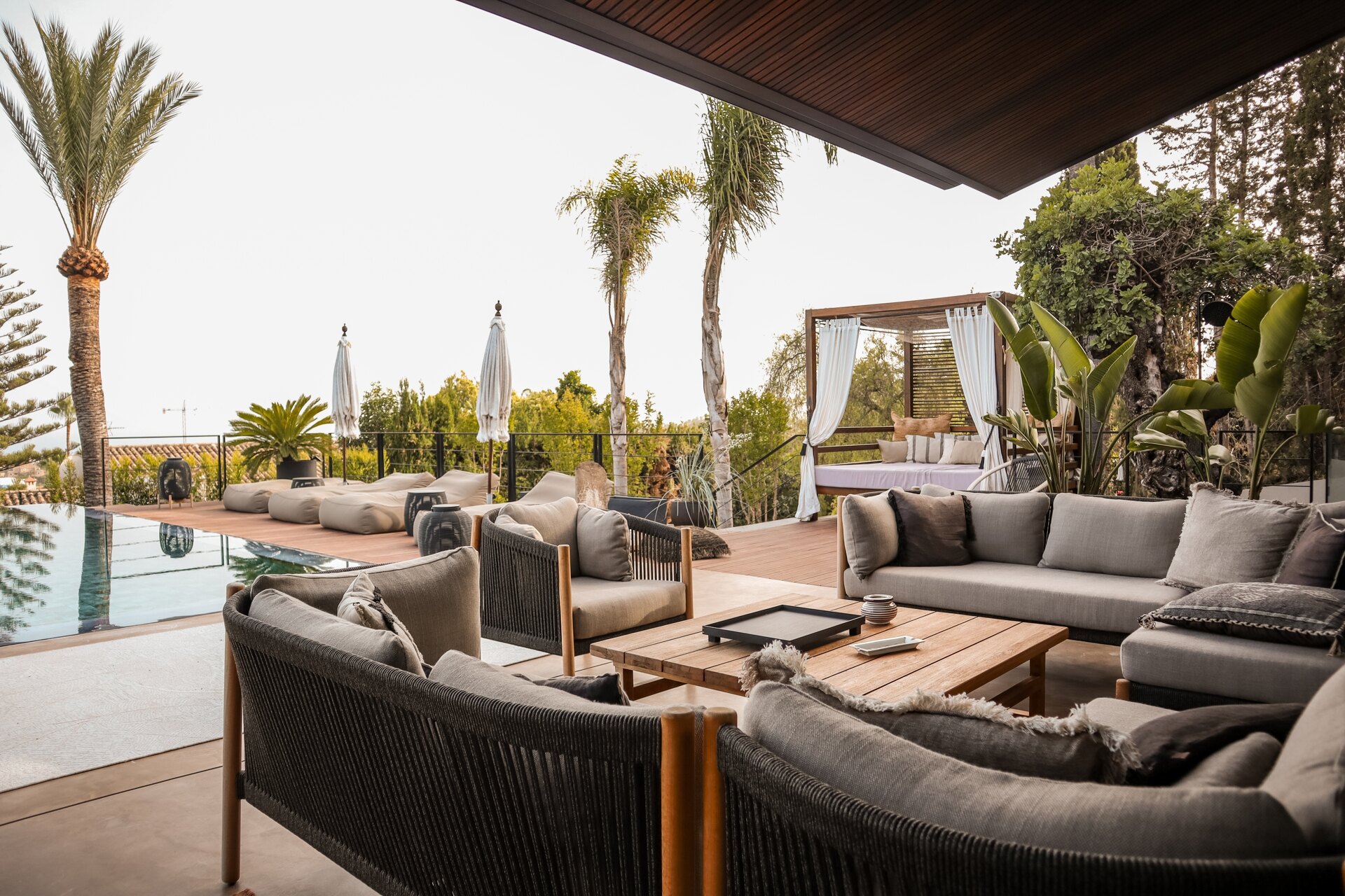 Impresionante villa reformada de 5 dormitorios es un santuario en el corazón de la prestigiosa urbanización de Marbella.