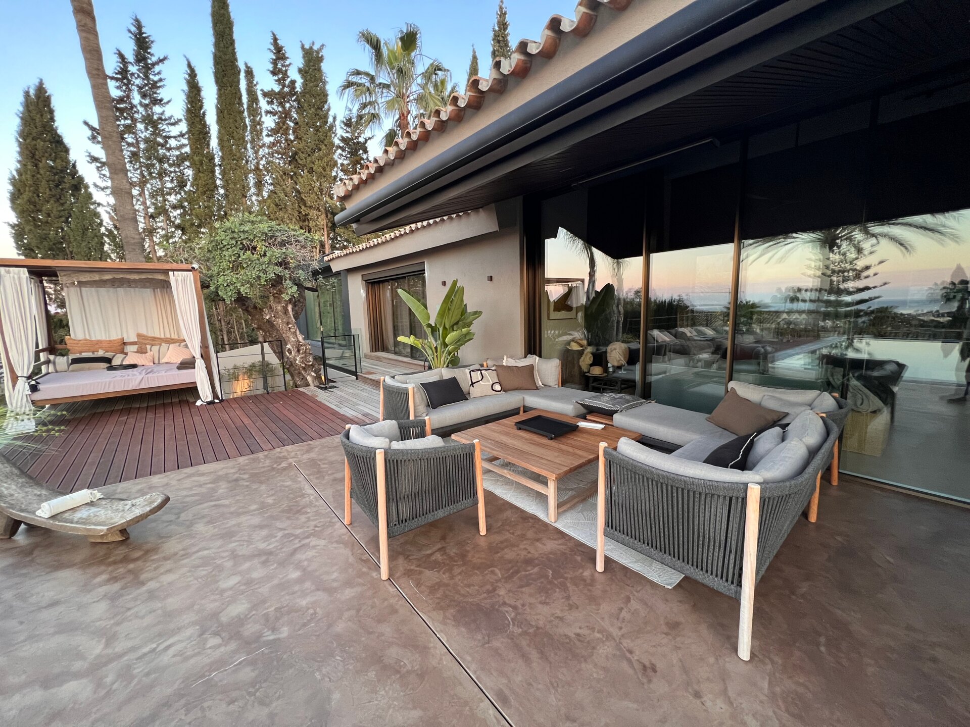 Impresionante villa reformada de 5 dormitorios es un santuario en el corazón de la prestigiosa urbanización de Marbella.