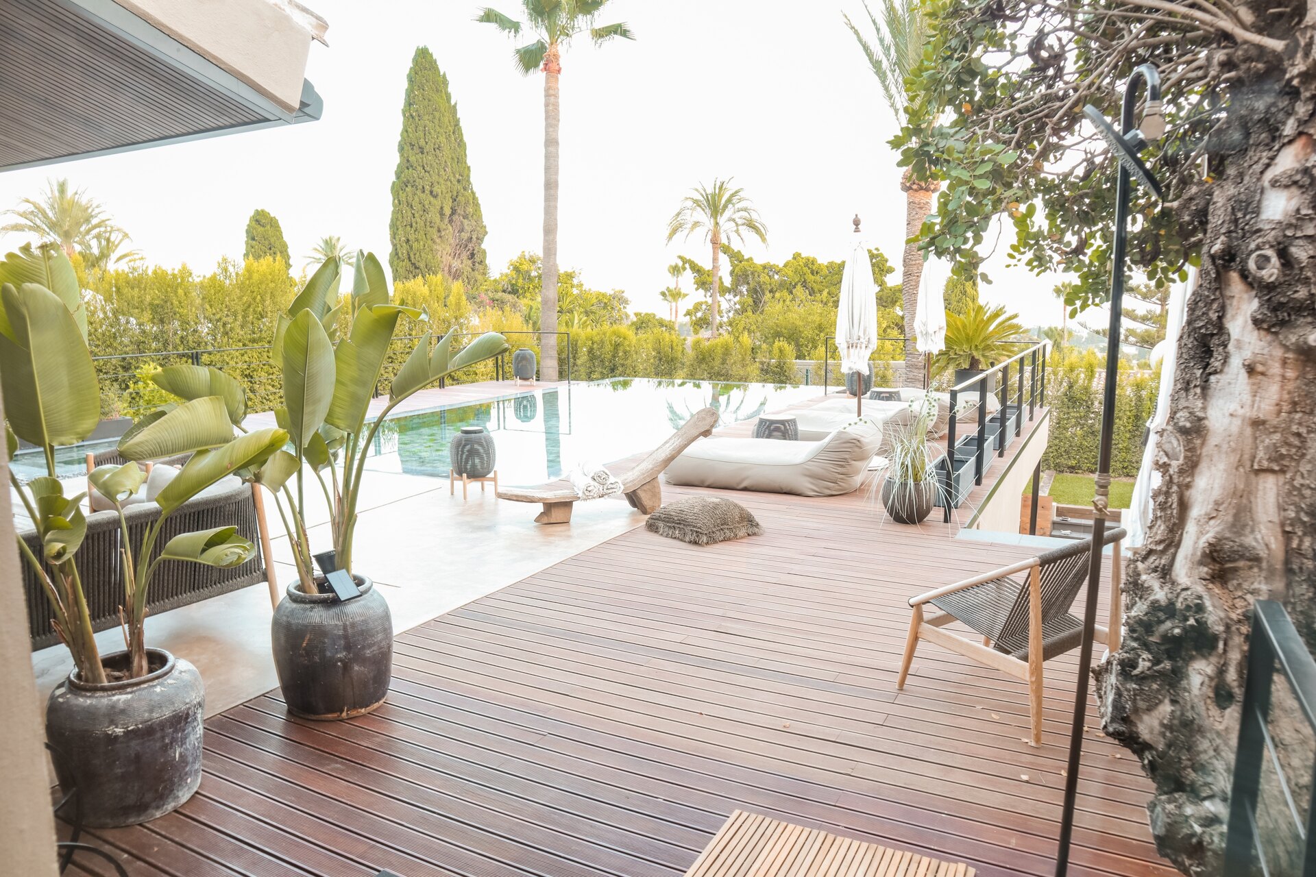 Impresionante villa reformada de 5 dormitorios es un santuario en el corazón de la prestigiosa urbanización de Marbella.