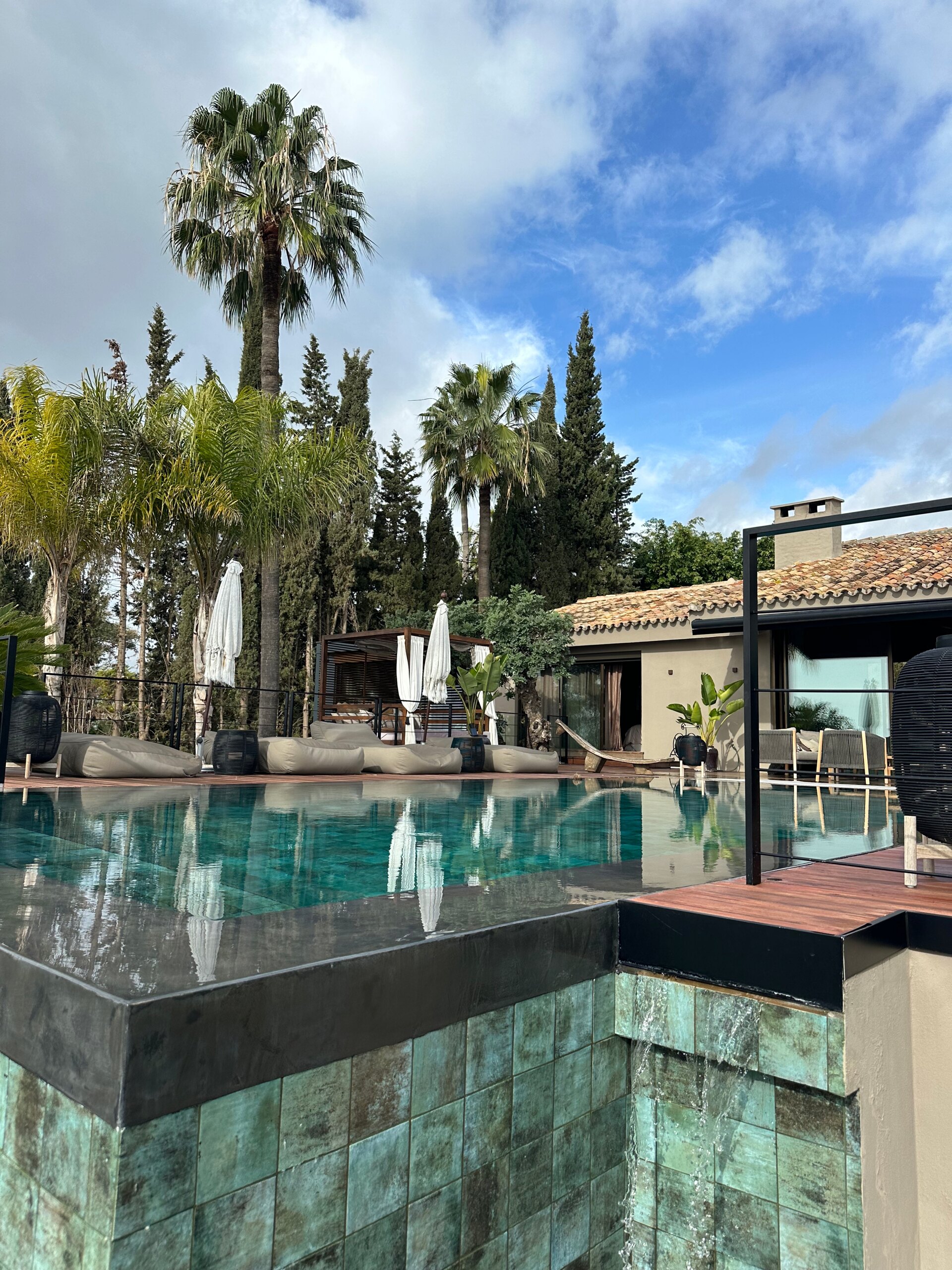 Impresionante villa reformada de 5 dormitorios es un santuario en el corazón de la prestigiosa urbanización de Marbella.