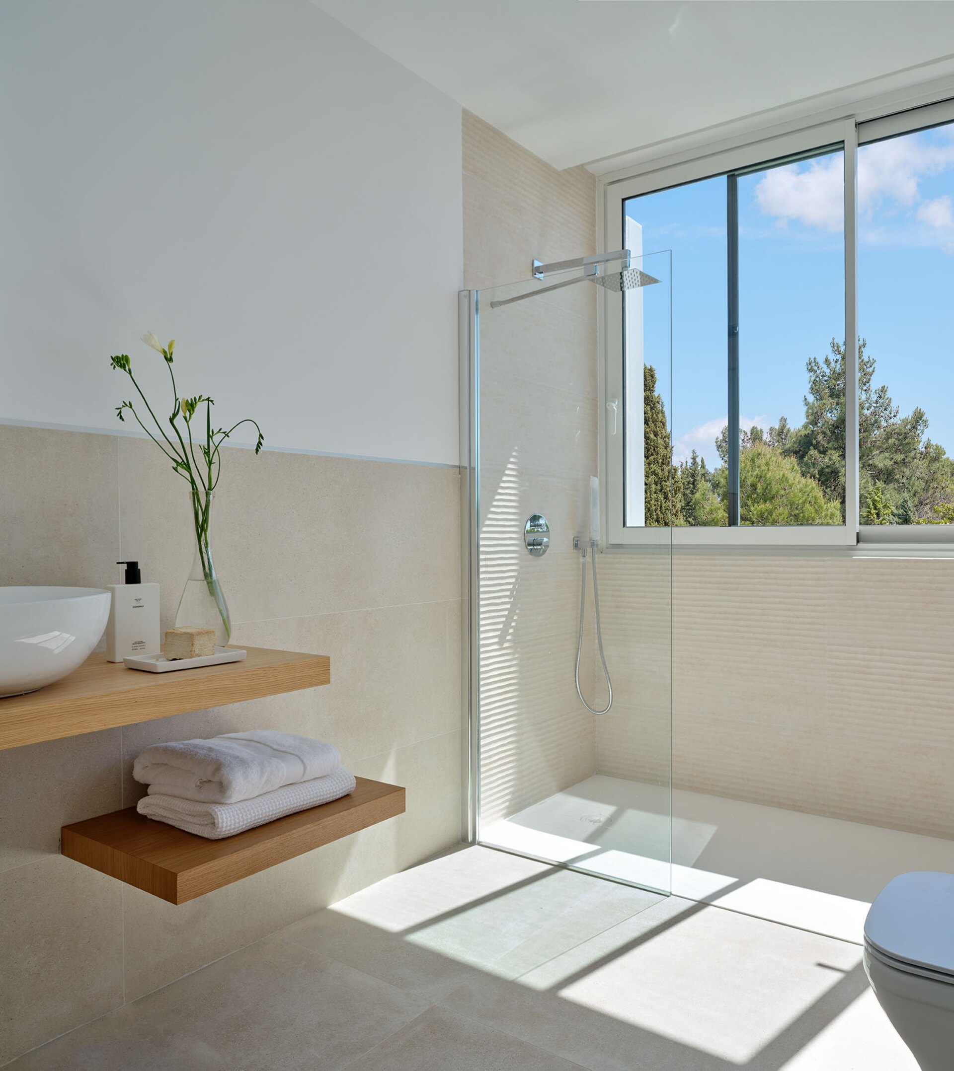 New & luxurious development of new built villas boasting 3 bedrooms and situated minutes from the heart of Marbella!