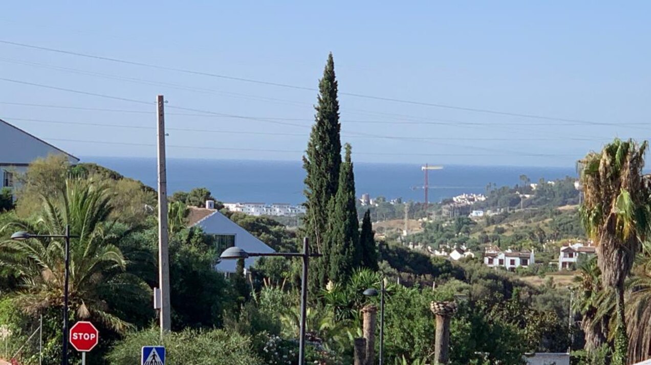 Contemporary modern turnkey villa located in prime urbanization and close to the heart of Estepona.