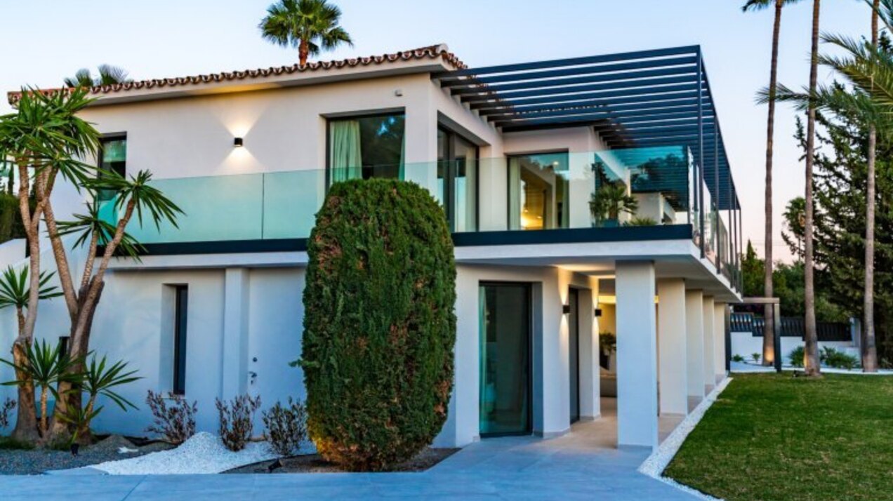 Beautiful private 5 bedroom villa on the edge of Marbella, with stunning sea and mountains views.