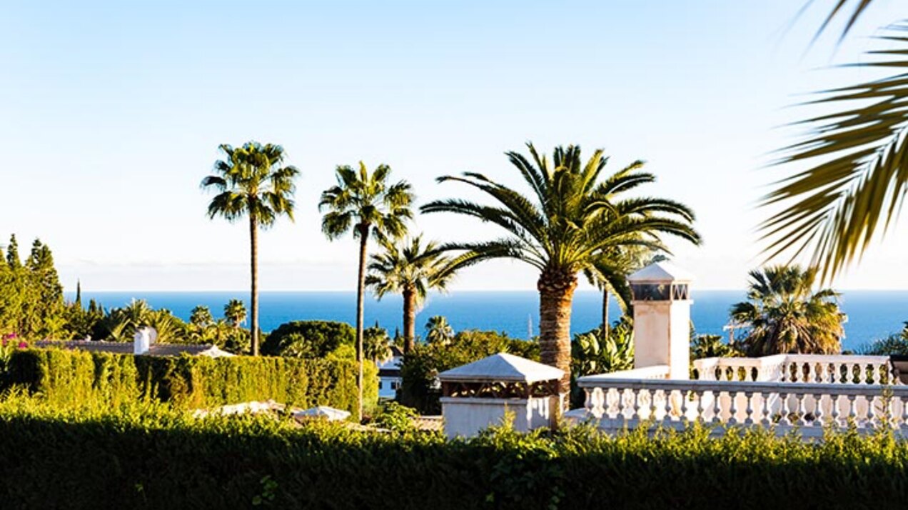 Beautiful private 5 bedroom villa on the edge of Marbella, with stunning sea and mountains views.
