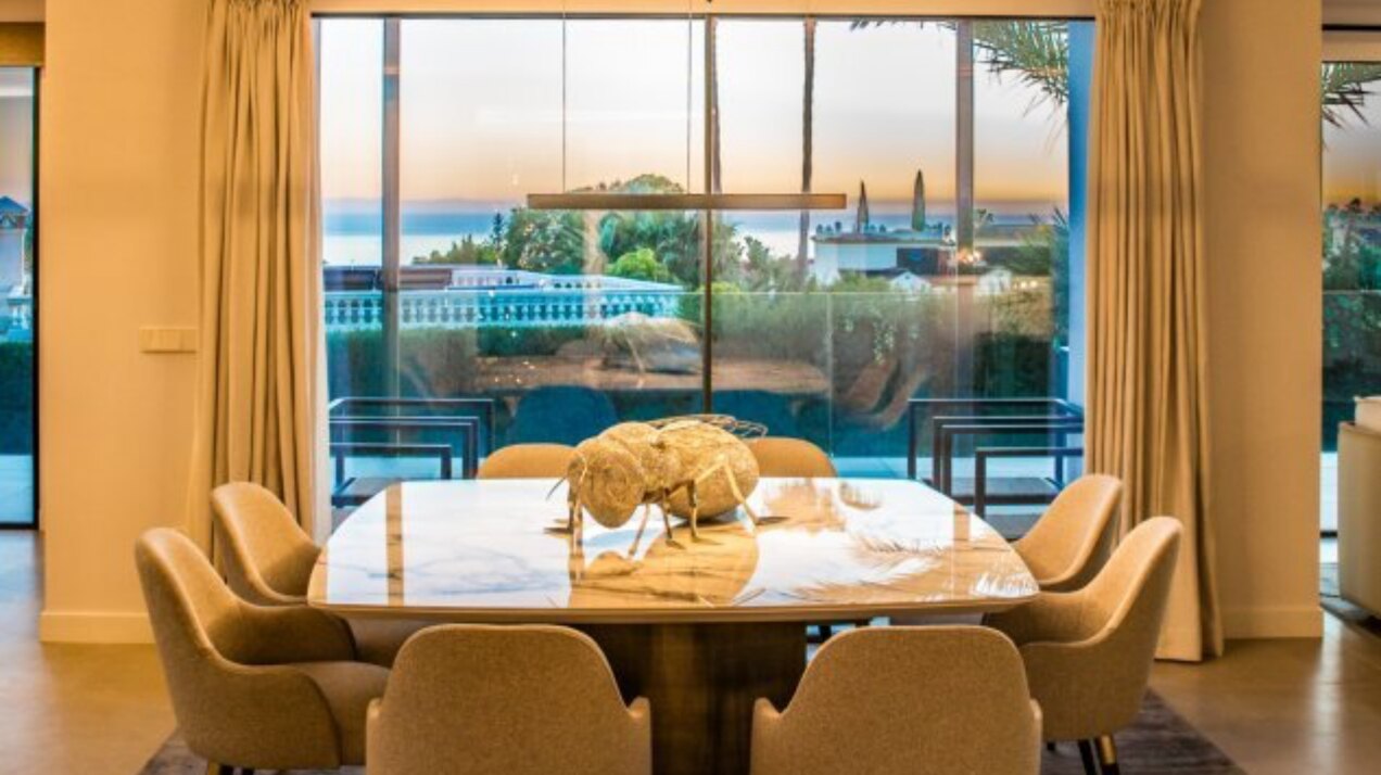Beautiful private 5 bedroom villa on the edge of Marbella, with stunning sea and mountains views.