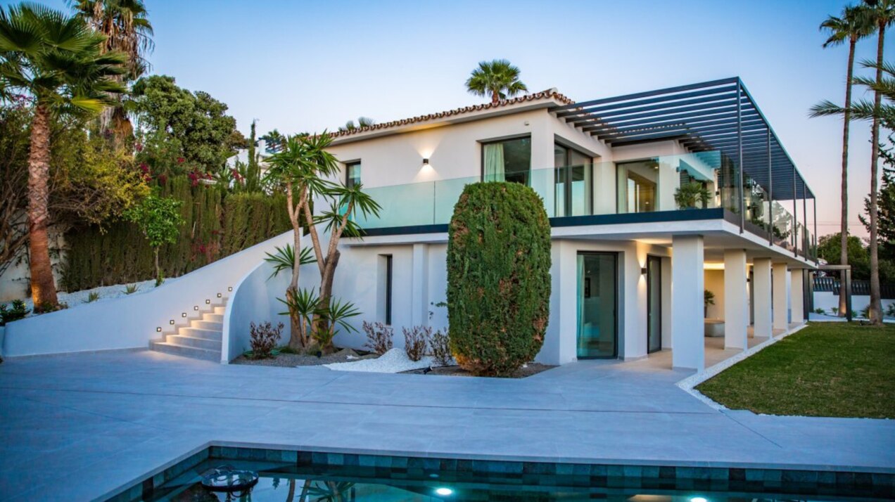 Beautiful private 5 bedroom villa on the edge of Marbella, with stunning sea and mountains views.