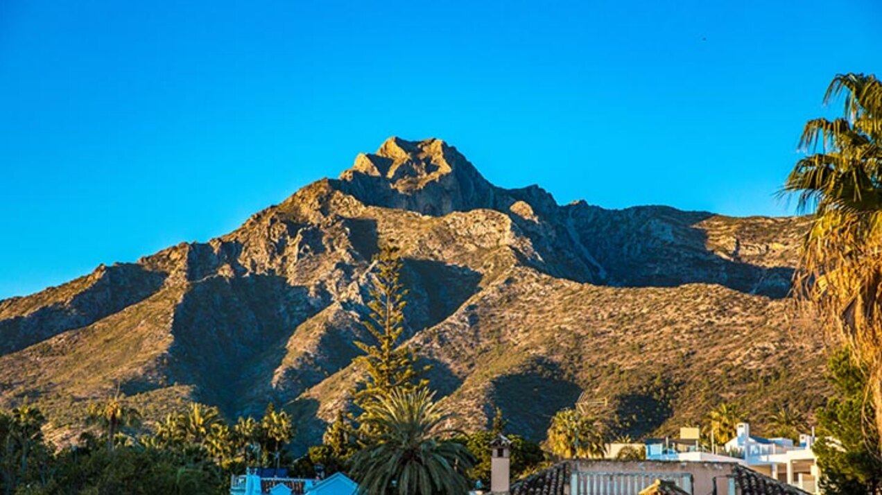 Beautiful private 5 bedroom villa on the edge of Marbella, with stunning sea and mountains views.
