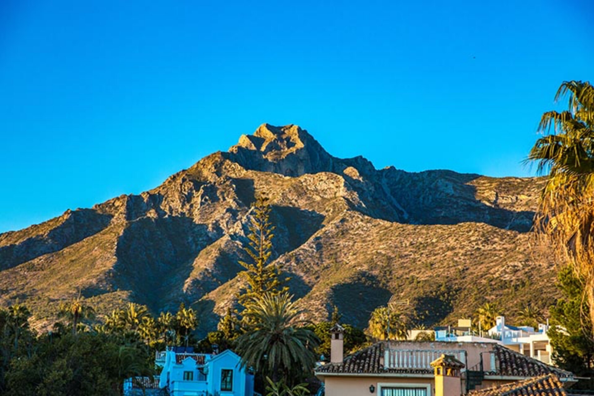 Beautiful private 5 bedroom villa on the edge of Marbella, with stunning sea and mountains views.
