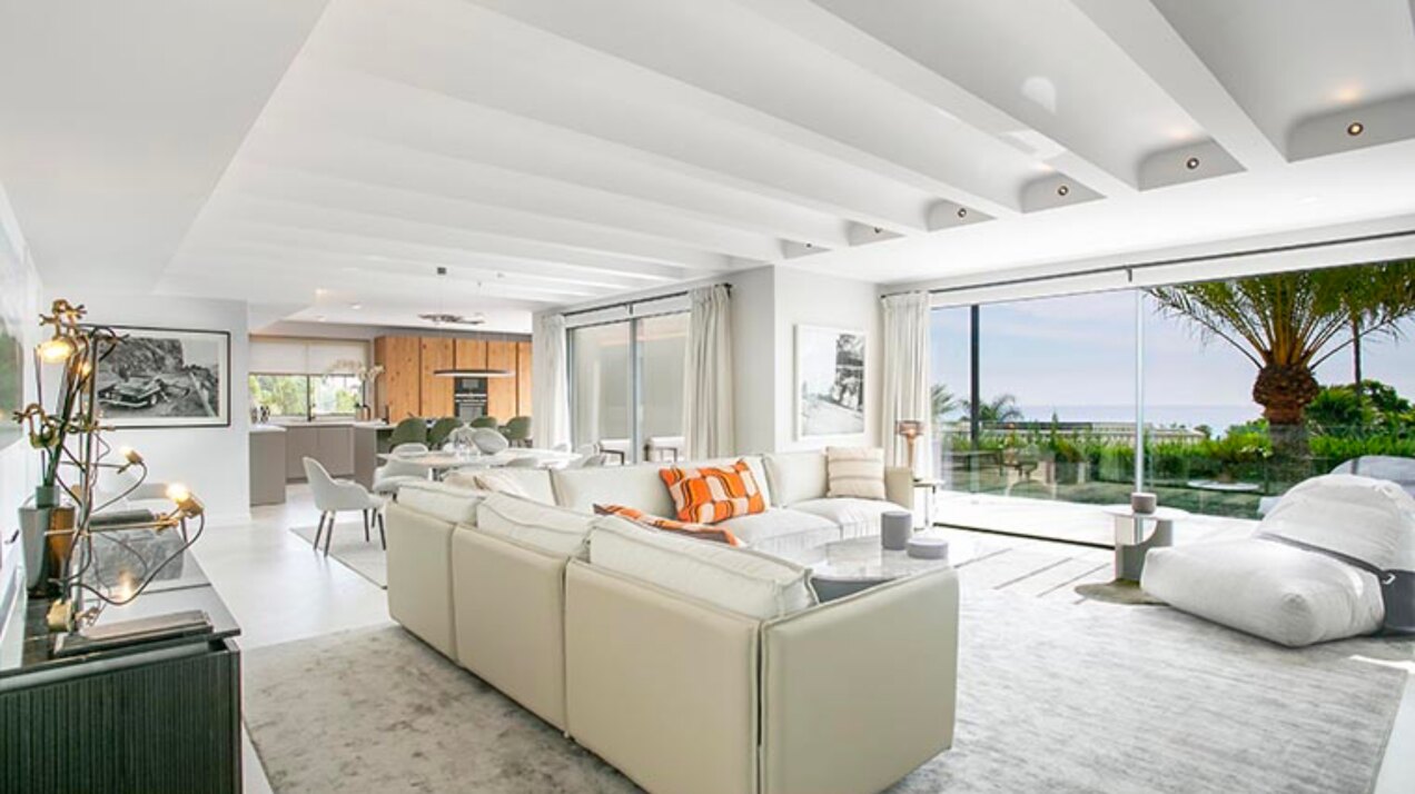 Beautiful private 5 bedroom villa on the edge of Marbella, with stunning sea and mountains views.
