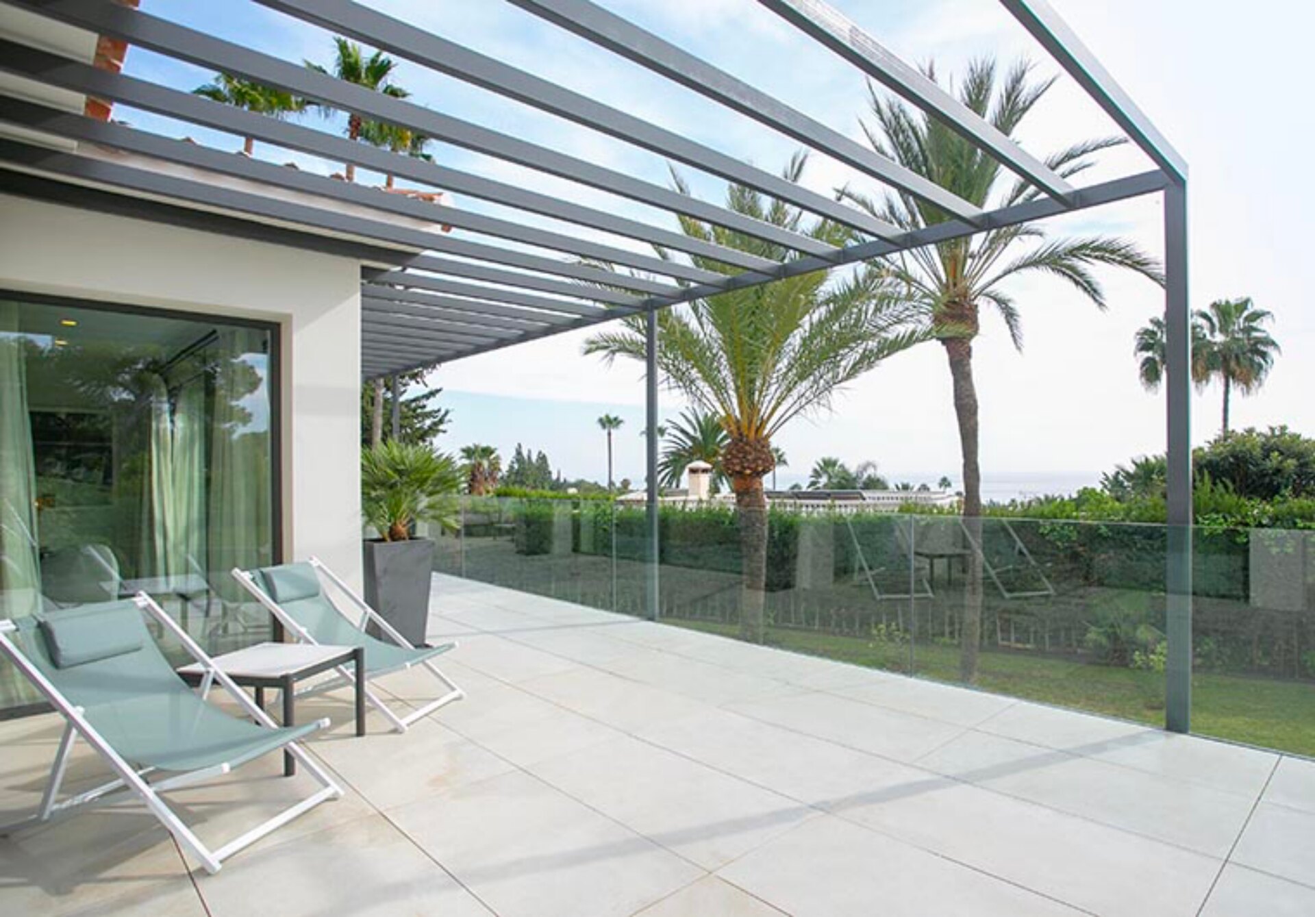 Beautiful private 5 bedroom villa on the edge of Marbella, with stunning sea and mountains views.