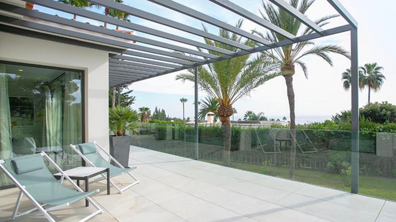 Beautiful private 5 bedroom villa on the edge of Marbella, with stunning sea and mountains views.