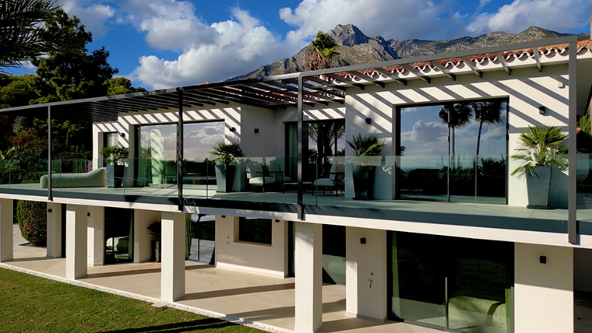 Beautiful private 5 bedroom villa on the edge of Marbella, with stunning sea and mountains views.