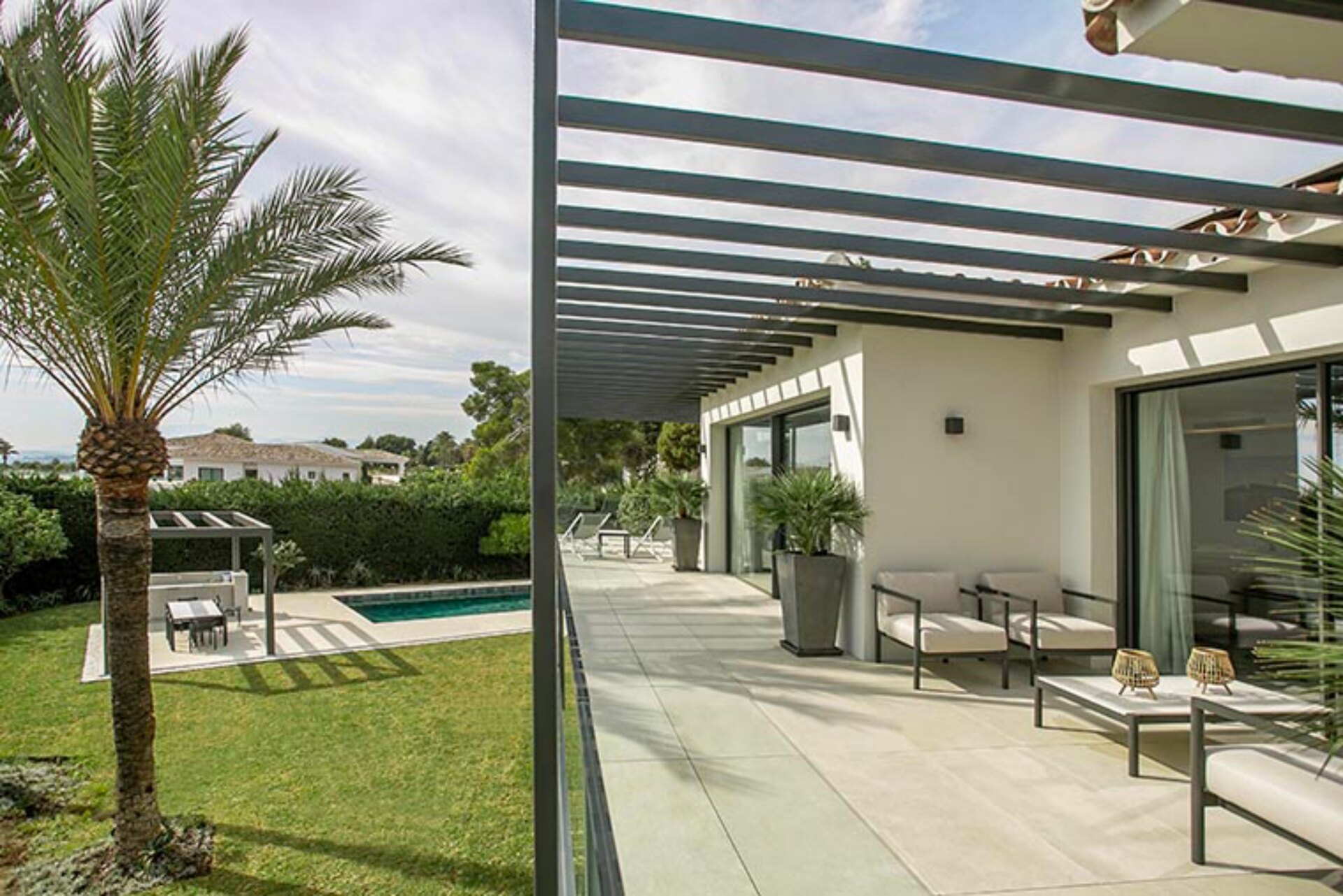 Beautiful private 5 bedroom villa on the edge of Marbella, with stunning sea and mountains views.