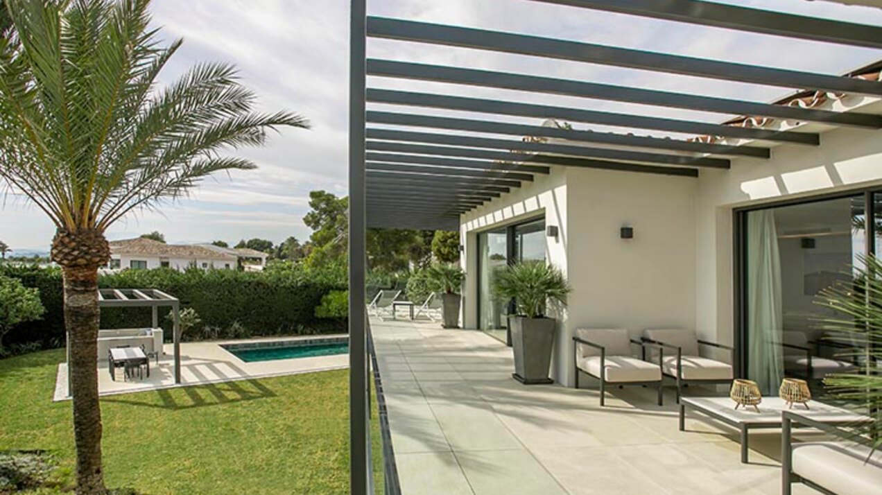 Beautiful private 5 bedroom villa on the edge of Marbella, with stunning sea and mountains views.