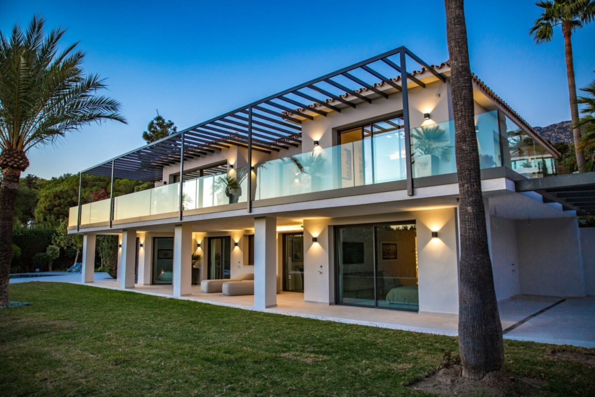 Beautiful private 5 bedroom villa on the edge of Marbella, with stunning sea and mountains views.
