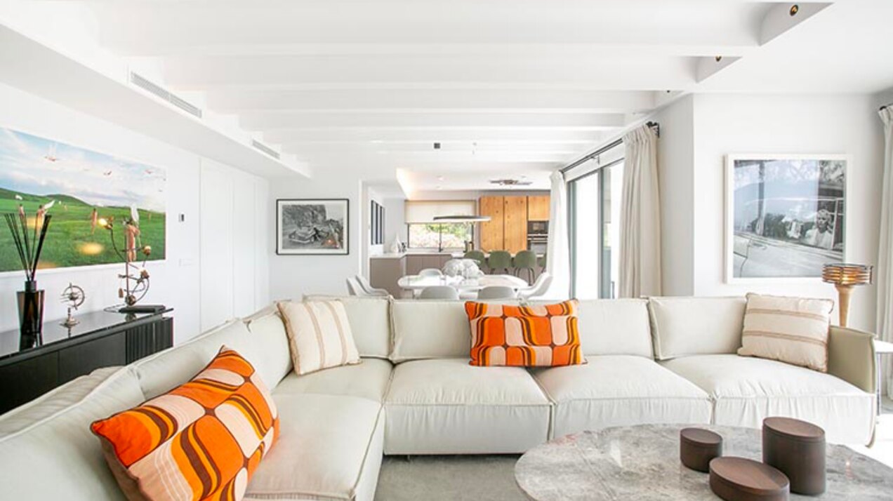 Beautiful private 5 bedroom villa on the edge of Marbella, with stunning sea and mountains views.