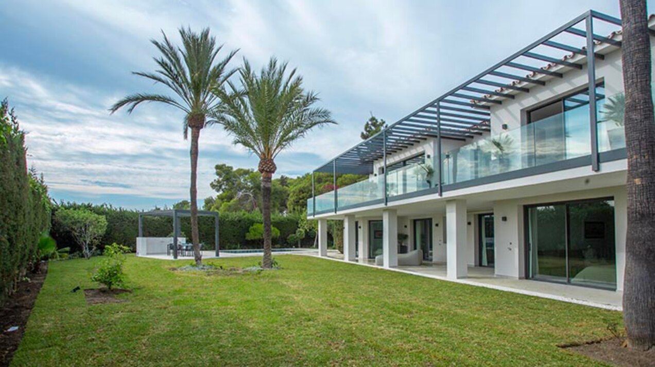 Beautiful private 5 bedroom villa on the edge of Marbella, with stunning sea and mountains views.
