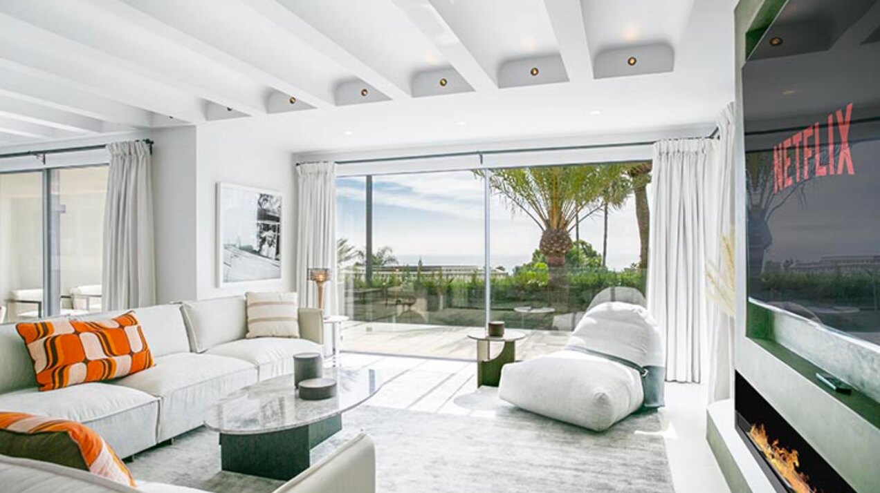Beautiful private 5 bedroom villa on the edge of Marbella, with stunning sea and mountains views.