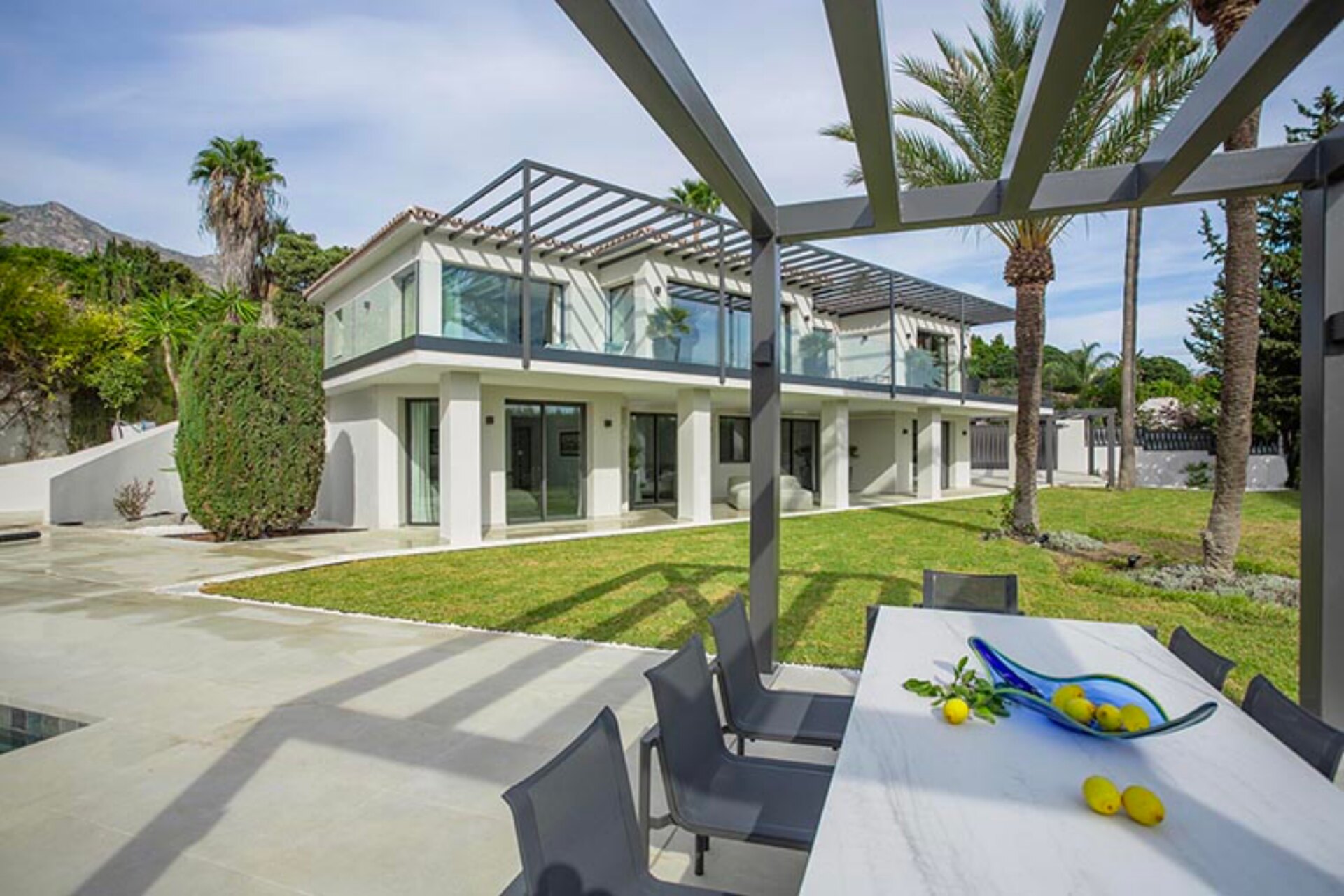 Beautiful private 5 bedroom villa on the edge of Marbella, with stunning sea and mountains views.