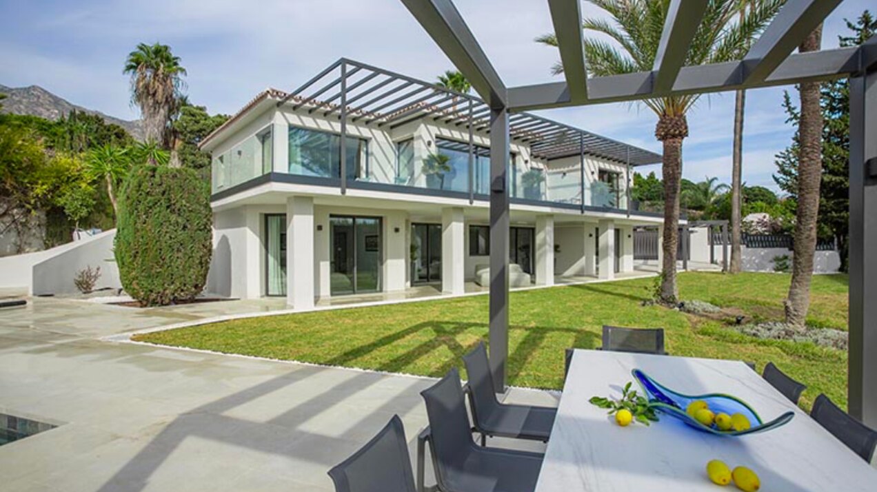 Beautiful private 5 bedroom villa on the edge of Marbella, with stunning sea and mountains views.