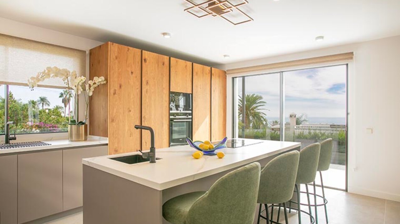 Beautiful private 5 bedroom villa on the edge of Marbella, with stunning sea and mountains views.
