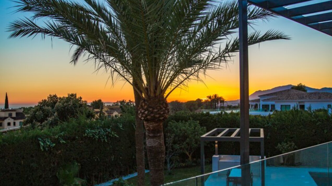 Beautiful private 5 bedroom villa on the edge of Marbella, with stunning sea and mountains views.
