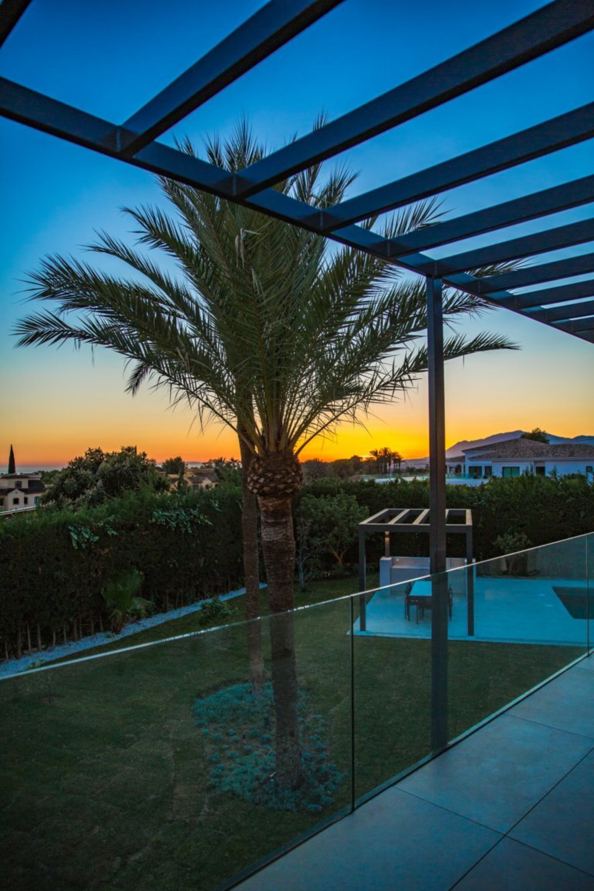 Beautiful private 5 bedroom villa on the edge of Marbella, with stunning sea and mountains views.