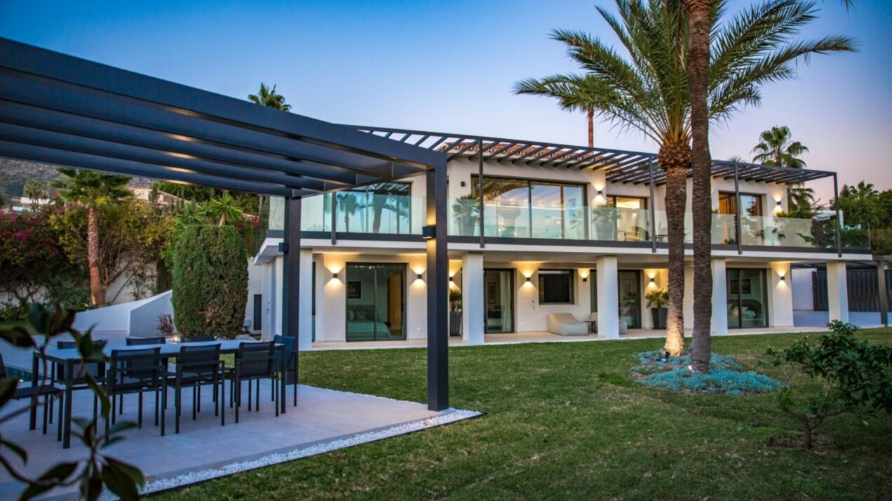 Beautiful private 5 bedroom villa on the edge of Marbella, with stunning sea and mountains views.