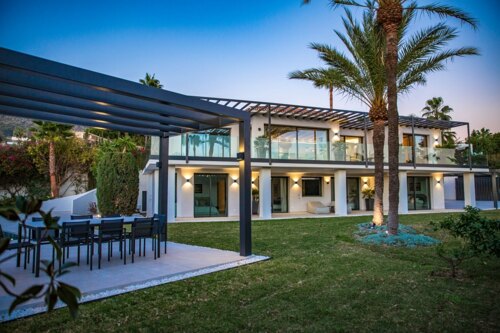 Beautiful private 5 bedroom villa on the edge of Marbella, with stunning sea and mountains views.